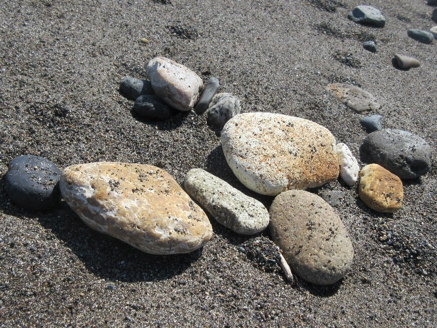「路傍の意思」を象徴するオホーツク海のコムケの石の写真